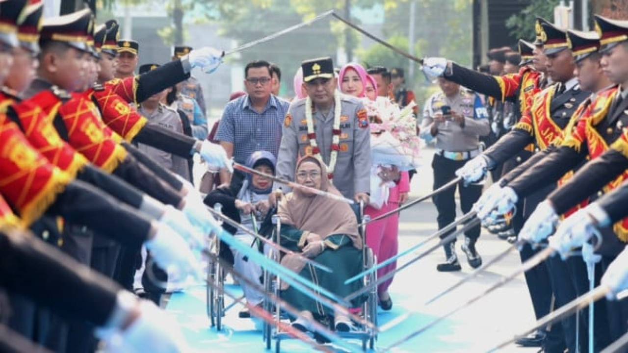 Polda Jawa Timur menggelar prosesi penyambutan Kapolda Jawa Timur yang baru, Irjen Pol Dekananto Eko Purwono, di Mapolda Jawa Timur, Minggu (11/10/2026).