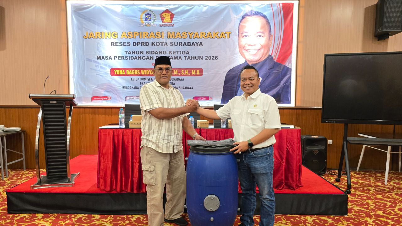 Ketua Komisi A DPRD Kota Surabaya Yona Bagus Widyatmoko saat menyerahkan tong komposter kepada warga