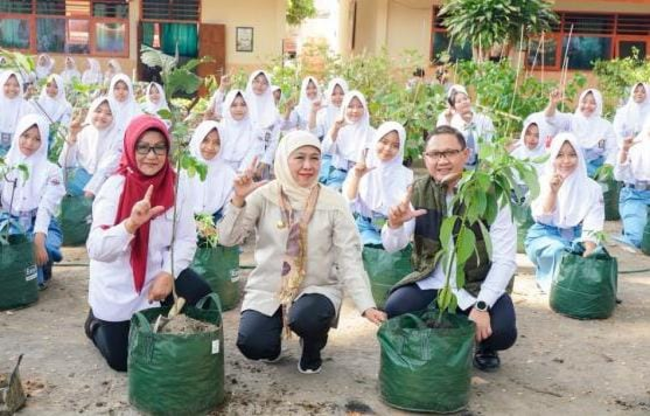 Pemprov Jatim mengalokasikan anggaran Rp50 miliar untuk bantuan pendidikan bagi 50.000 murid afirmasi jenjang SMA, SMK, dan SLB pada 2026 guna membantu siswa prasejahtera dan mencegah putus sekolah.