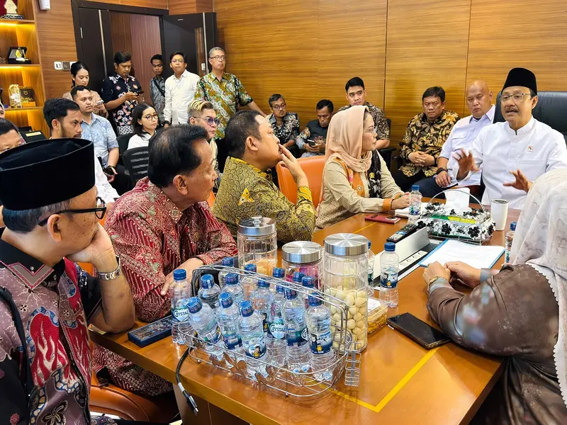 Komisi E DPRD Jawa Timur bersama Menteri Sosial Saifullah Yusuf (Gus Ipul) membahas perluasan program Sekolah Rakyat agar setiap kabupaten/kota di Jatim memiliki minimal satu sekolah.