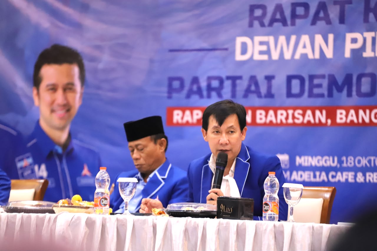 Ketua DPC Partai Demokrat Kabupaten Bojonegoro, Sukur Priyanto, memberikan arahan saat Rapat Kerja Cabang (Rakercab) Partai Demokrat, Minggu (18/10/2026).