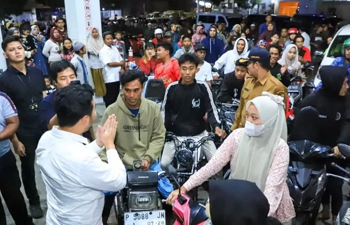 Stok BBM Disebut Aman, Mengapa Antrean SPBU di Jatim Mengular? Ini Kata Emil Dardak