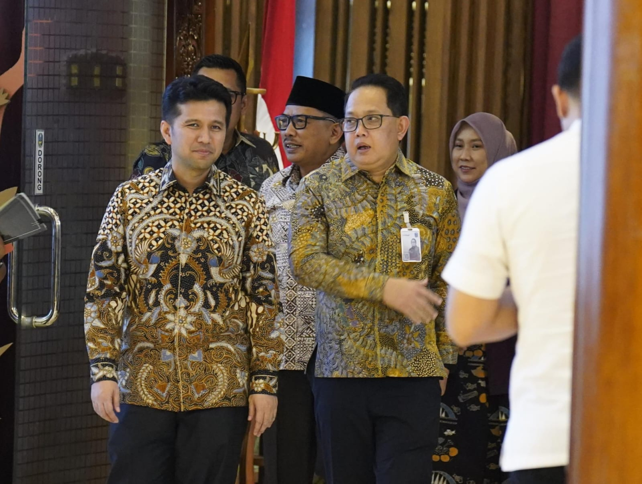 Wagub Jatim Emil Elestianto Dardak didampingi Sekdaprov Adhy Karyono saat menghadiri rapat Paripurna DPRD Jatim, Kamis (15/10/2026).